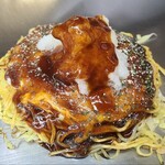 拾番 - 肉玉そば(税込900円)
・茹で生中太麺(そぞ製麺所)
・広島わしらの結晶ソース(お好み焼き店が企画開発)
・焼き方:押さえない
・焼き上がりの形:綺麗な焼き上がり
・鉄板又は皿で食べる