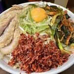 ラーメン二郎 - 小ぶた（1,120円）＋ネギ（150円）＋ニラキムチ（120円）＋汁なし（120円）＋海老っちょ辣油（150円）、ニンニクコール