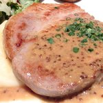 コトトワ - プレートランチ 1350円 の豚ロース肉の鉄板焼き 粒マスタードソース、クリーンサラダ ソフトサラミびせ、オムレツ