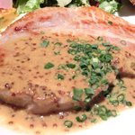 コトトワ - プレートランチ 1350円 の豚ロース肉の鉄板焼き 粒マスタードソース、クリーンサラダ ソフトサラミびせ、オムレツ