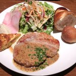 コトトワ - プレートランチ 1350円 の豚ロース肉の鉄板焼き 粒マスタードソース、クリーンサラダ ソフトサラミびせ、オムレツ