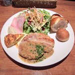 コトトワ - プレートランチ 1350円 の豚ロース肉の鉄板焼き 粒マスタードソース、クリーンサラダ ソフトサラミびせ、オムレツ