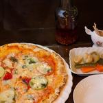 ゴッチオ・バーカロ - ピッツァとピクルス。ピッツァに自家製の辛オリーブオイルをかけるのが美味しかった