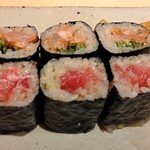 すしやのたい悟 - 上が赤貝紐胡瓜巻、下がエシャトロ巻