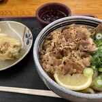 麺処 綿谷 丸亀店 - 肉ぶっかけとちくわ。660円。