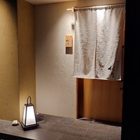 やきとり松岡 - 少し離れて入り口の全体図