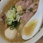 三ん寅 - 蓮華ですくうと、スープと油が一緒に流れ込んでくる！