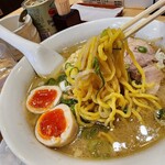 三ん寅 - 味噌ラーメン定番の中太縮れ麺