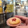 BAKE CHEESE TART - 焼き立てチーズタルト《あまおう》【季節限定販売】(税込357円)
あまおうが練り込まれたチーズケーキ、刻まれた乾燥あまおうがトッピングされています
甘酸っぱさとチーズの軽やかなコクがマッチ