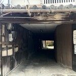 十千房 - 外観
駐車場への入口、難易度高いです