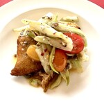 アルチ・ゴーラ - ヒラメのソテー  下には 花びら茸や、小粒のケーパーや、ポロネギのソテーが敷いて有ります♪♪