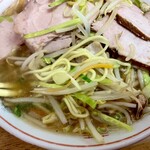 ラーメン専門店 天心 - 麺は中太です。