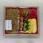 とり銀亭 - だし巻き玉子弁当（そぼろ＆やきとり） ¥999