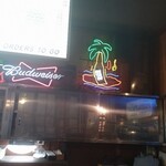 ハニービー - カウンター奥♪ネオンが味在るなぁ・・・