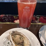 オイスターバルSteam - 牡蠣オーブン焼き350円とトマトサワー550円