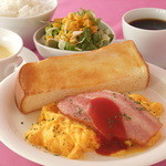 ふんわり仕上げたスクランブルエッグのモーニングセット
