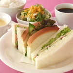 定番の美味しさ！ 新鮮野菜とハムを挟んだシンプルサンドイッチセット