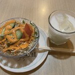 D・カジャナ - サラダとドリンク(ラッシー)