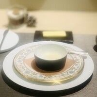 レストラン ラフィナージュ - ② アミューズ-2   ※ 献立に記載無し
                    ★ パースニップ（= 白人参）のポタージュ、ミルクのエスプーマのせ：食べかけ...