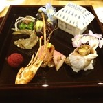 かず総 - 八寸磯つぶ貝、鴨ロース、稚鮎の唐揚げ、小茄子肉味噌、万願寺唐がらし、鯛酒盗クリームチーズ、海老、コケモモのシロップ漬け