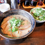 豚こつあっさり+チャーシュー、塩だれチャーシュー丼