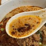 麺飯食堂 なかじま - 「担々麺 (辛め)」のスープ
      2025年2月5日