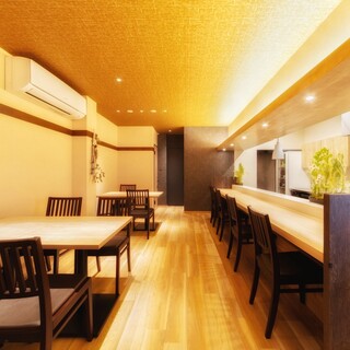5名様以上で貸切可能◆白と木の温もりが漂う落ち着いた店内