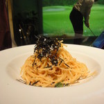 バグース - パスタの向こうにゴルファーが見える。