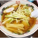 べこ めでたいや - ねぎ肉中華そば（しょうゆ）　850円　ややオイリーな仕上がりの醤油ラーメンです。