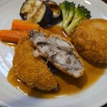 キッチン ブルー グローブ - 里芋と牛挽肉のコロッケをカット