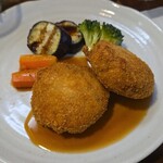 キッチン ブルー グローブ - 里芋と牛挽肉のコロッケのアップ