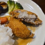 キッチン ブルー グローブ - コロッケをカット、さとは見えないが