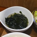 キッチン ブルー グローブ - 具沢山なわかめスープ