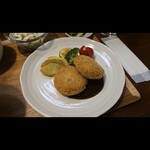 キッチン ブルー グローブ - 同１０月は、里芋と牛挽肉のクロケット　スパイス香るウースターソース