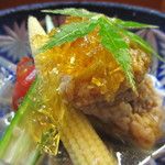 貴馳走坊 あ・うん - カスベの竜田揚げとトマト、オクラ、ヤングコーンの土佐酢ジュレ掛けアップ