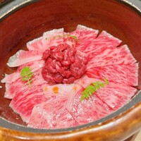 銀座 ちかみつ 並木通り - 〆の土鍋炊き込みご飯です。周囲はサーロインの薄切り。センターはフィレのユッケです。恐らくトリミングした際のフィレミミかと？