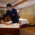 レ セゾン - パンをカット