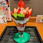 大山園 - いちごパフェ(季節限定 いちごパフェ 緑茶ハーブセット)