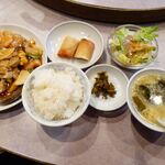 清香園 - 一気にご飯セットが来ました