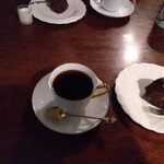 シティーライト - ノアール（左）　ノアケーキ（右）