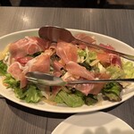 焼肉・ステーキ い志だ屋 - い志だ屋サラダ　生ハムとトッピングがオイシイ！