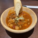 大衆ビストロ ハルタ - お通しの、もつトマト煮込み