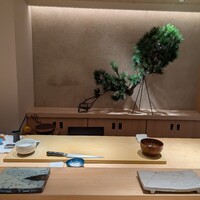 鮨 華 - カウンター前のシックな店内
