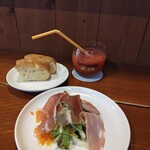 タヴォラータ - 前菜盛り合わせ・フォッカッチャ・ブラッドオレンジジュース