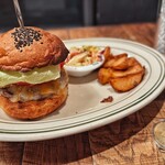 マンチズ バーガー シャック - トランプバーガー食べるのに、トランプと言えばビットコイン。ビットコインのメダルを持参して、記念写真を笑