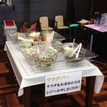 ベーカリーカフェ パーシモン - 店内はサラダバーもあります。