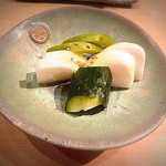 鳥しき - お通し（自家製ぬか漬け：瓜、蕪、大根、胡瓜）(2014.06)