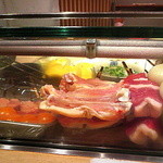 鳥しき - 目の前の冷蔵庫には食材が。。。