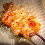 鳥しき - 周りの肉と軟骨のバランスがよくジュウシーさが口いっぱいに広がります(2014.06)