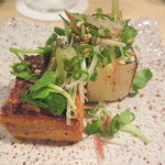 鳥しき - 豆苗と茗荷の微塵切りが載り、甘目のタレで戴きます